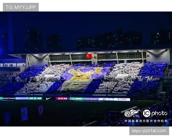 诺坎普看台现巨型TIFO，致敬即将离队的球队功勋布斯克茨